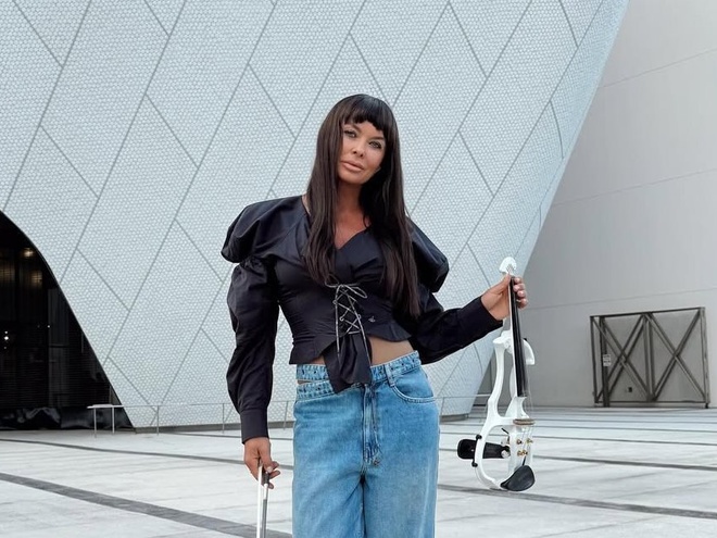 Ахат блиснула голим животом у короткому топі в 60 років