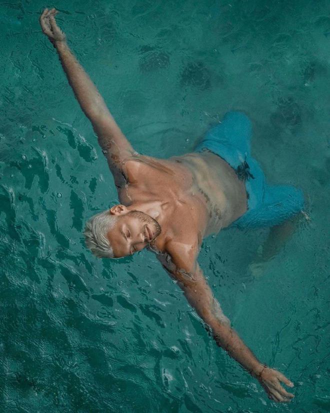 Никита Добрынин с белым цветом волос