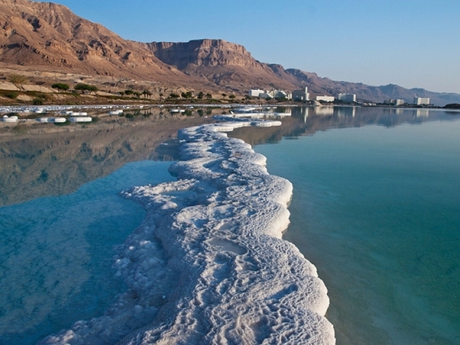 Фото на мертвом море с газетой