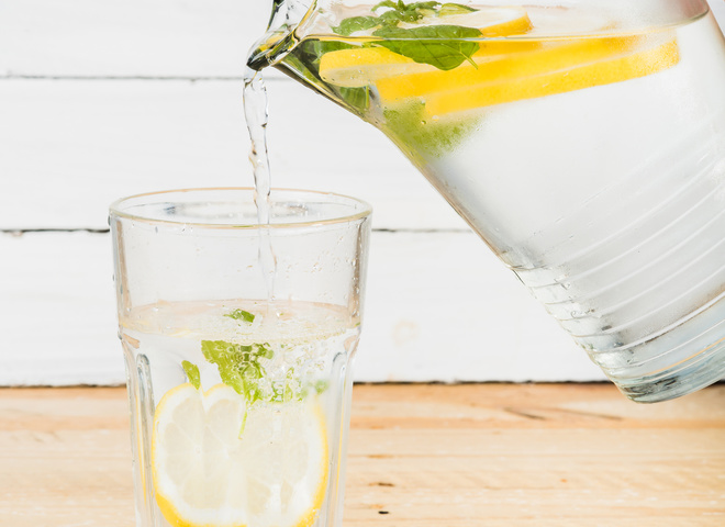 Коктейль здоров'я: в чому користь теплої води з лимоном