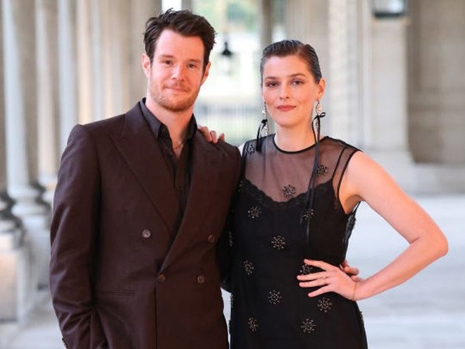 Зірка «Сексуальної освіти» Коннор Свінделлс одружився: перші фото з весілля