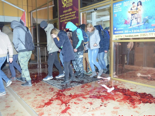 Официально: в Хмельницком протестующие сорвали концерт Потапа и Насти
