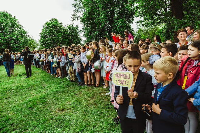 Вертолет приземлился во дворе сельской школы: проект Лидии Таран продолжает осуществлять детские мечты