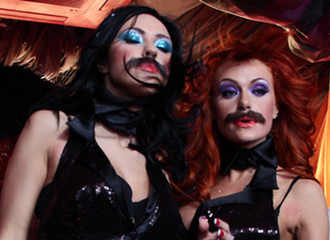 Юрий Горбунов, похоже, комфортно себя чувствует с девушками