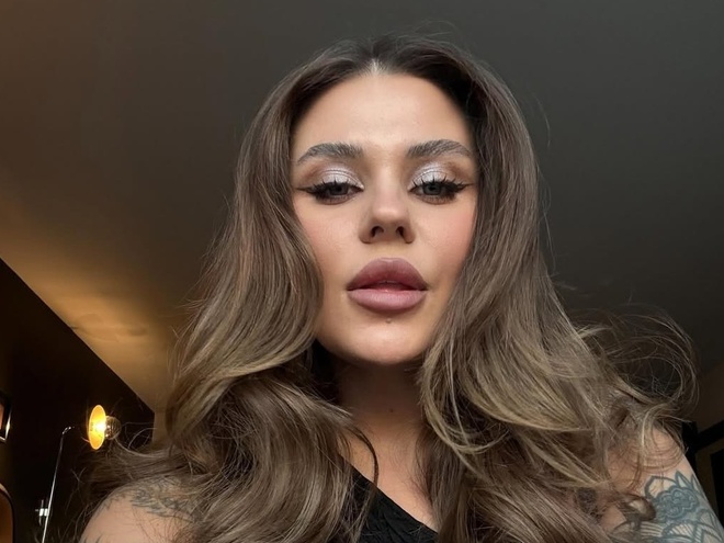 Заріцька із Kazka показала, як наречений її всюди обціловує