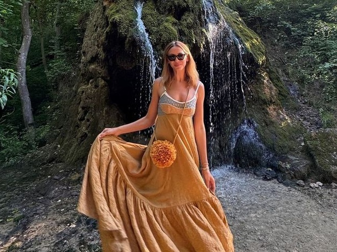 Леся Нікітюк у купальнику знялася під водоспадом на Хмельниччині