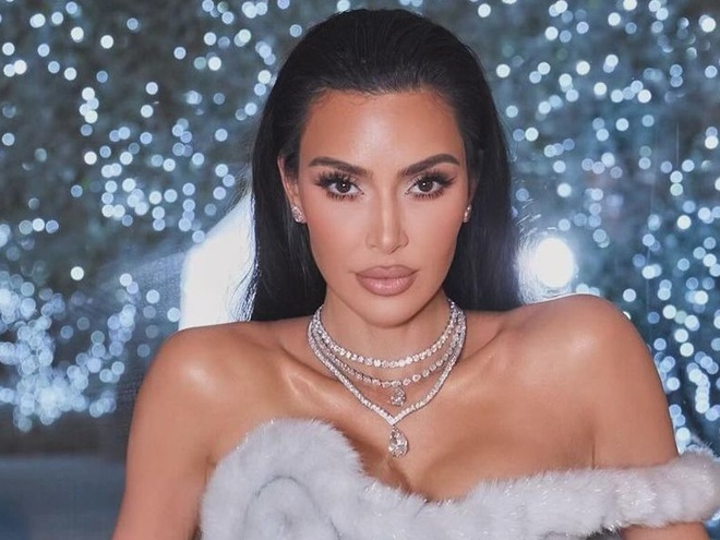 Кім Кардаш'ян викликала сміх, обурення й захоплення фото в шапці-вушанці й шоломі