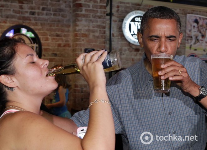 Обама выпил пива в баре в Огайо
