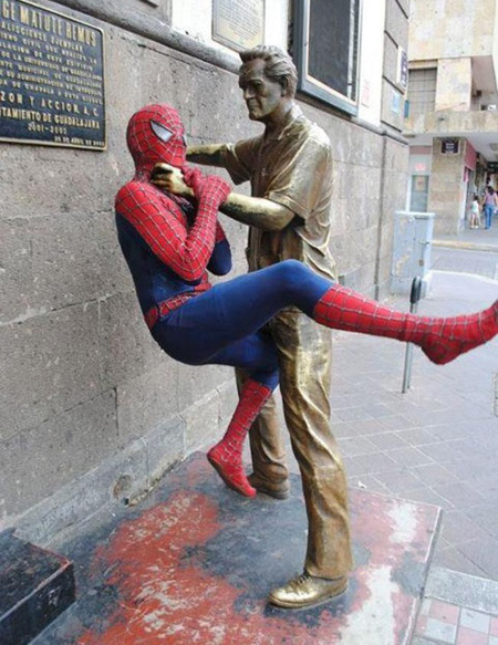 ТОП 9 прикольных снимков со статуями