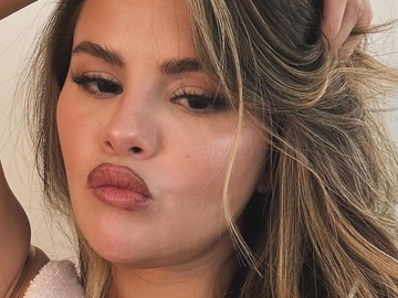 Селена Ґомез показала фото з "найкращим длугом", який її цілує й бере за груди