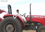 Тракторный фристайл  [  восьмилетний парень отличный водитель  ]