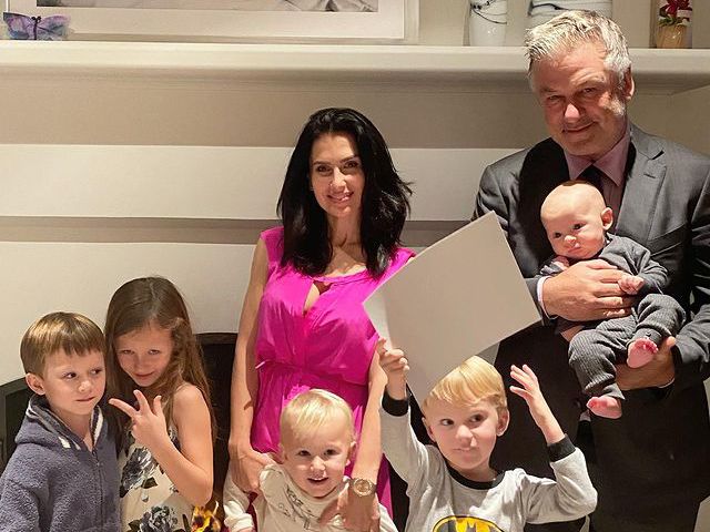 Алек і Хіларія Болдуін з дітьми