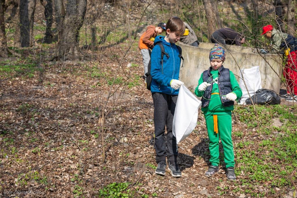 Киевляне устроили пробежку с мусорными пакетами