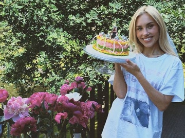 Даша Квіткова зі сльозами на очах приміряла весільну сукню в салоні