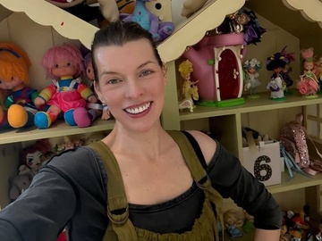 Мілла Йовович показала, який зараз вигляд має її молодша дочка