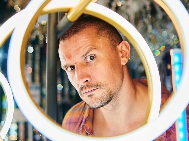 Зірка Кріпосної Цимбалюк показав, як його кусає кохана