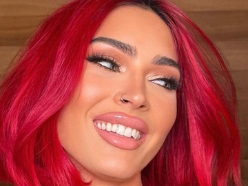 "Тіло болить від тягаря їхніх гріхів": Меґан Фокс видала книжку та змінила зачіску