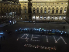 Акция "Свет Мариуполю" перед театром в Праге