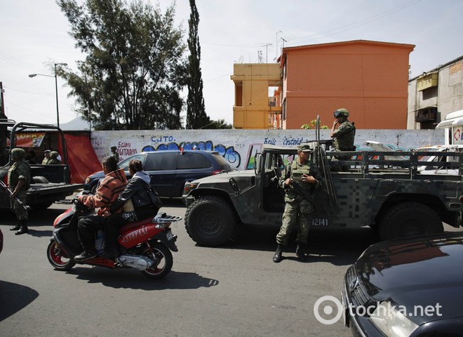 Военные на улицах Мехико