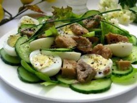 Салат с печенью трески, огурцом и яйцами