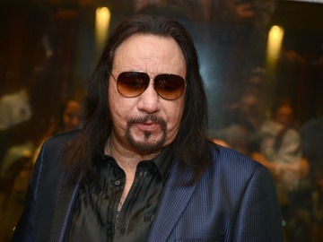 Розкрито причину смерті учасника гурту KISS Ейса Фрейлі