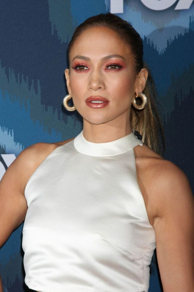 Красные тени на голливудских звездах