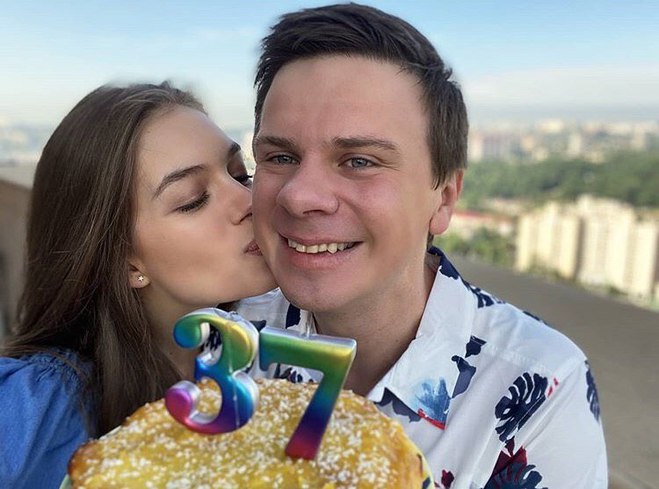Дмитрию Комарову — 37: как известного путешественника поздравила молодая жена и коллеги