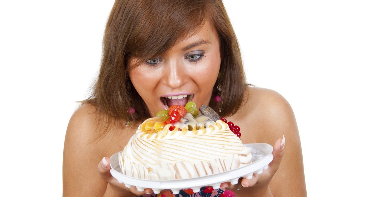 Девушка лицом в торт штырь. Торт для женщины. Девушка с пирожным фотосток. Женщина кушает торт. Поедание торта.