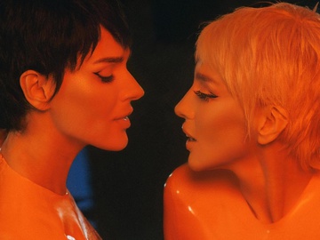 Полякова та Єфросиніна знялися разом у латексі й із коротким волоссям