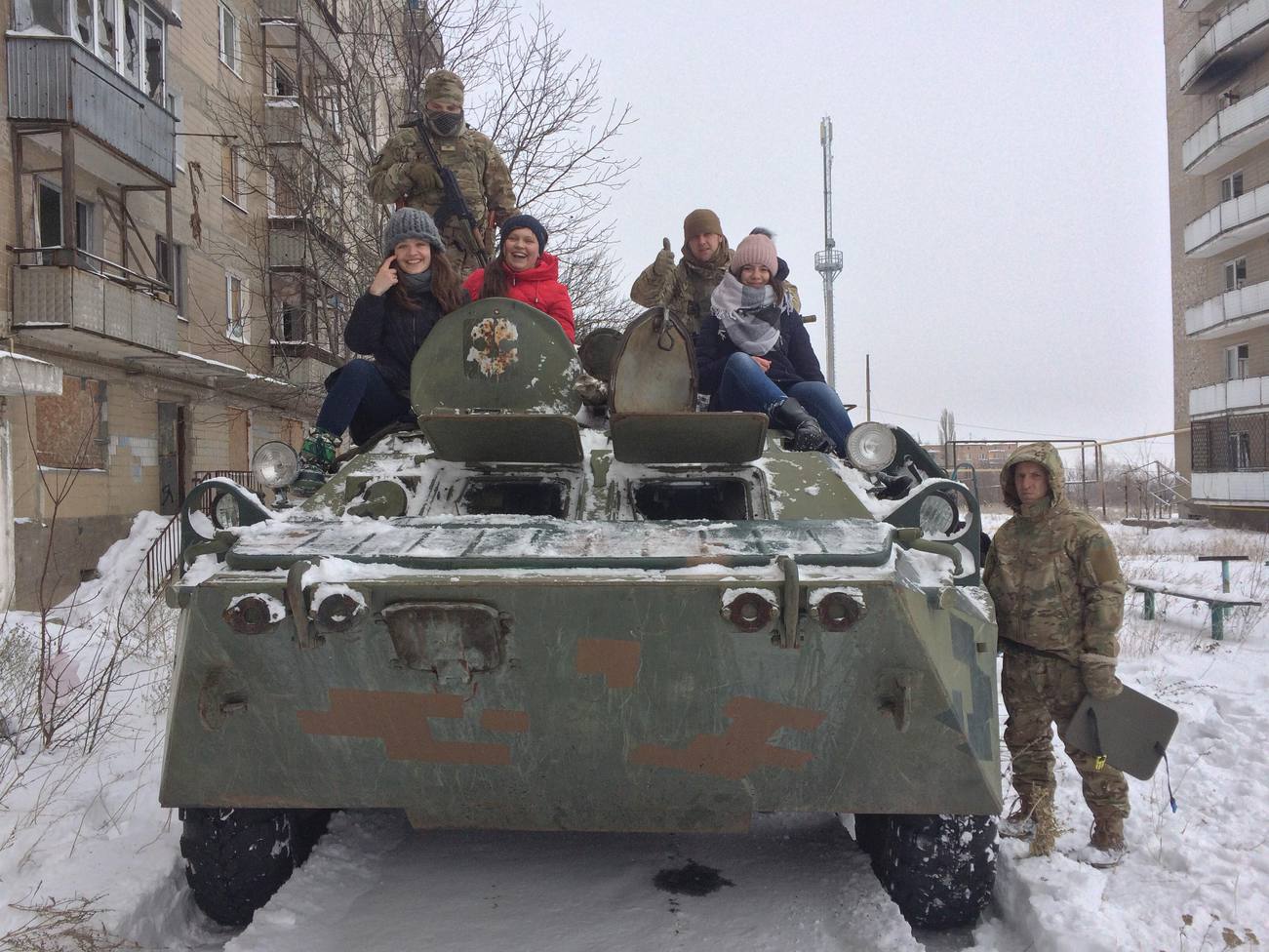 Земля блакитна, ніби апельсин бекстейдж