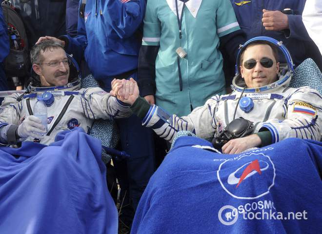Космонавты  приземлились в Казахстане