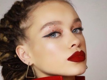 Яремчук із пристрасною півголою світлиною вперше за місяці з'явилася в блозі