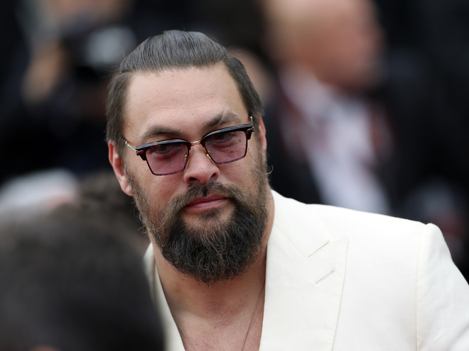 Джейсон Момоа вперше за 6 років поголив бороду — відео