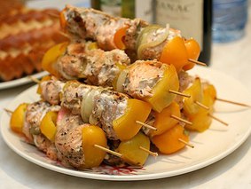 Шашлык из говядины, жаренный на вертеле 