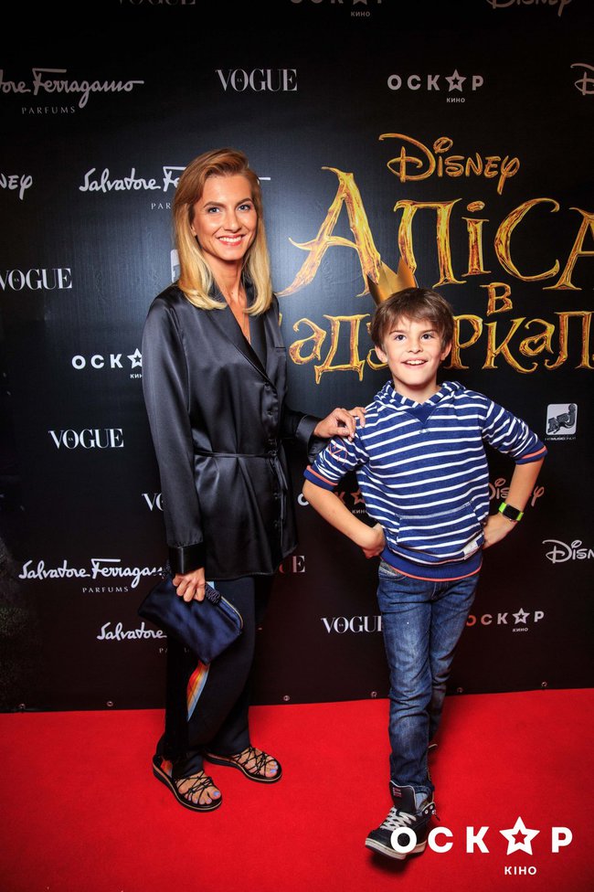 Аліса в Задзеркаллі прем'єра