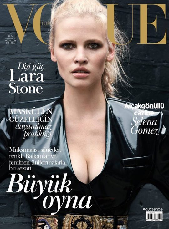 Лара Стоун в эклектичных образах на страницах Vogue