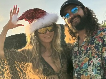 Гайді Клум у леопардовій накидці на купальнику покаталася з чоловіком на гойдалці