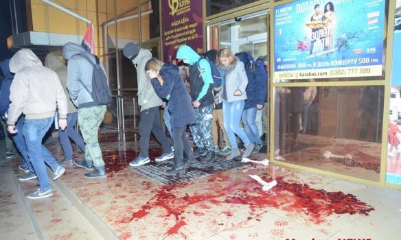 Офіційно: в Хмельницькому протестувальники зірвали концерт Потапа і Насті