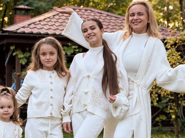 Ребрик зачарувала осінньою фотосесією з трьома доньками в однакових вбраннях