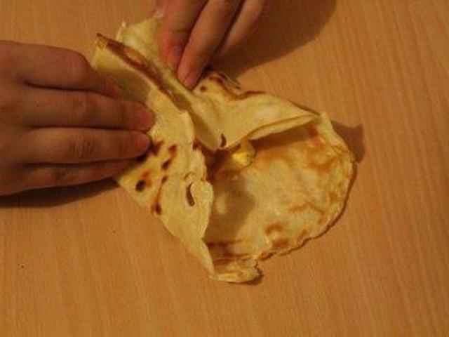 Блинчики с мясом, оливками и яйцом