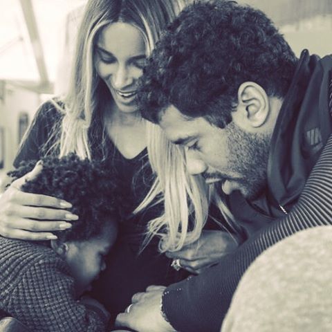 Беременная Сиара показала округлившийся живот (фото)