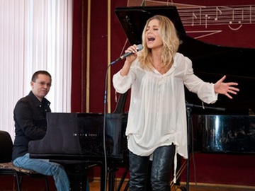 Тина Кароль сдает экзамен