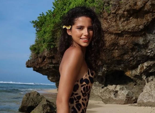 У червоній сукні на заході сонця: «Міс Україна» Шамія похвалилася фотосесією на Балі