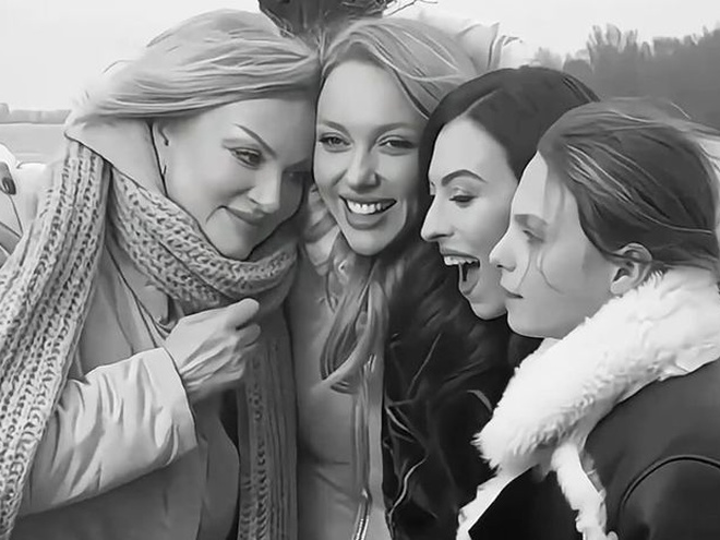 Оля Полякова зняла маму та дочок у новому відео на пісню-присвяту «Мама»