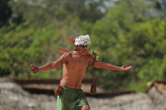 Дмитрий Комаров стал первым в мире журналистом, который попал к дикому амазонскому племени Яномами