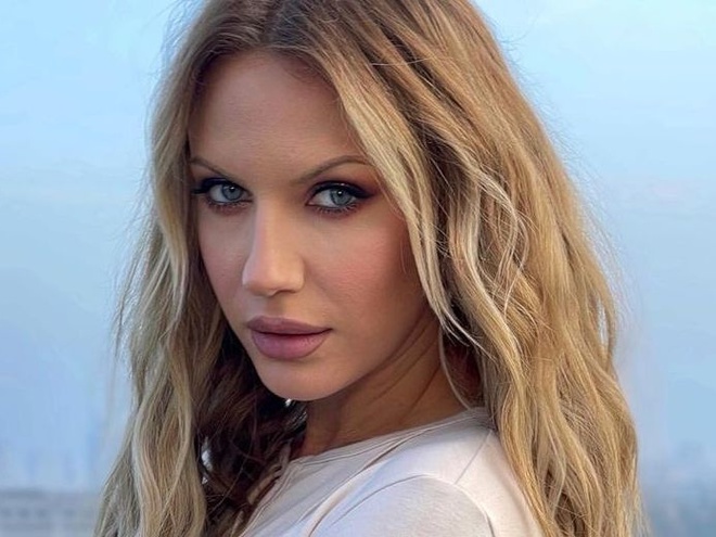 "Куди чоловіки дивляться": Нікітюк уразила публіку образами з декольте й розрізом