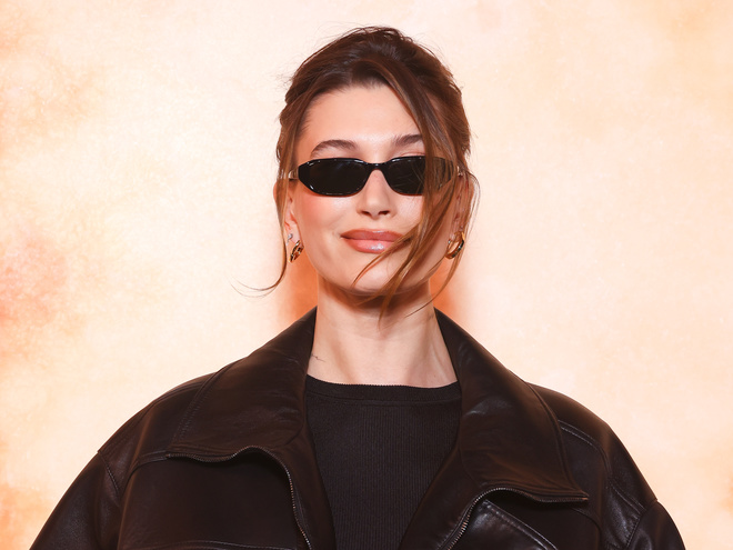 На тлі чуток про розлучення: Гейлі Бібер підкорила публіку архівним вбранням