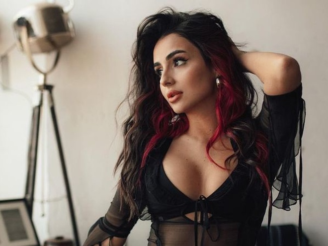 Анна Трінчер зізналася, чи шкодує про маммопластику, і засвітила шрами від операції