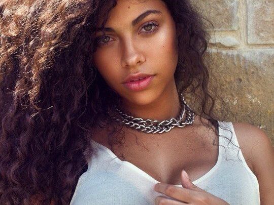 Донька Уітні Хьюстон