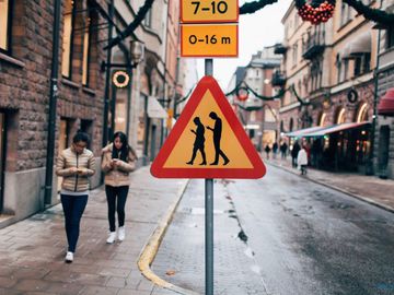 У Фінляндії з'явився дорожній знак "Люди з мобільниками"